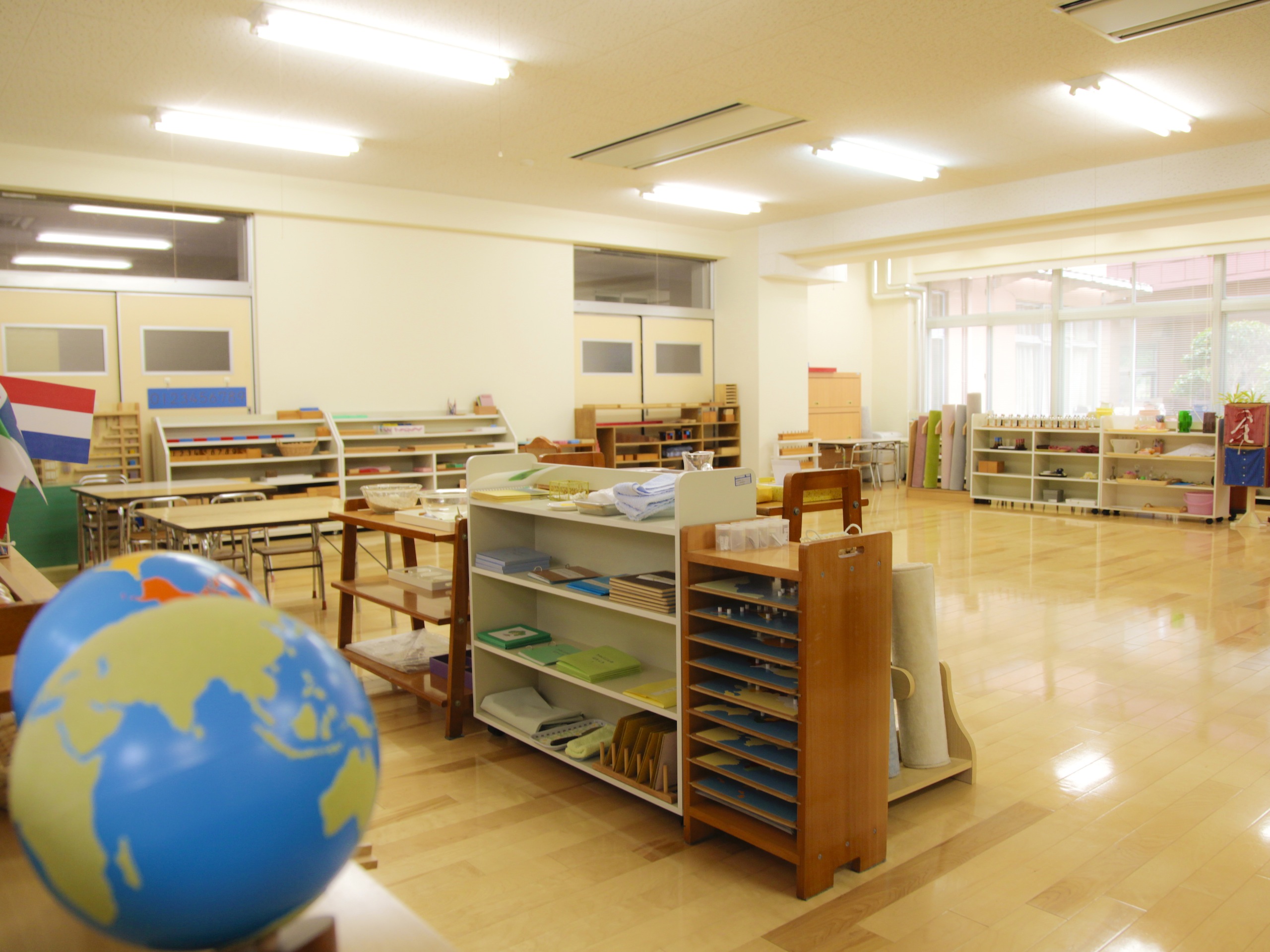 モンテッソーリ教育演習室。モンテッソーリ教育法を学ぶために必要な教育教材が揃っています。授業以外の時間でも学生達が自主的に練習に来ています。