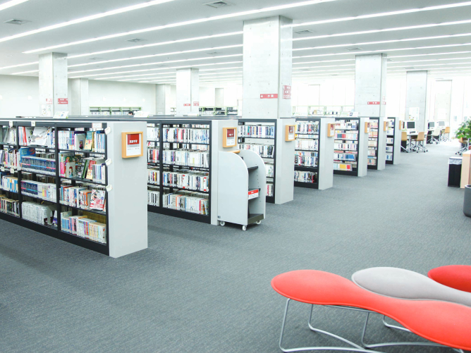 1号館：およそ54万冊を所蔵する図書館。自修スペースや名作映画なども視聴できる視聴覚コーナーもあり。