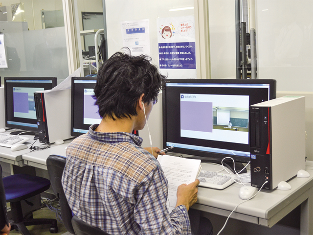 録画用マルチメディア装置。学内LANとWi-Fi環境下で、学生がコンピュータまたはiPad等を使って予習・復習等の反復学習ができます。