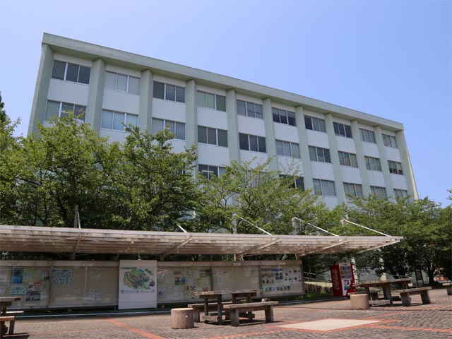 教養基礎教育棟。建物の前には中央掲示板があります。この掲示板に授業や学生生活に関するお知らせが掲示されます。