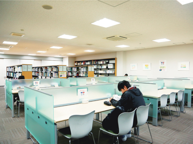 図書館・メディアセンター： リハビリテーション医療関連の専門書をはじめ、保健・医療先般の専門図書や視聴覚資料を豊富に取り揃えています。卒業後も利用可能です。
