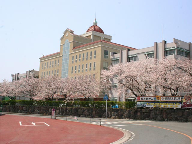 工学部棟。2階以上が機械電気工学科・情報メディア学科・建築学科の研究室と演習実習室フロアになっています。