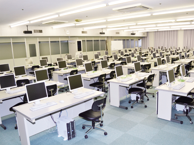 情報処理実習室。ネットワークを使った対話型の授業を行うこともできます。