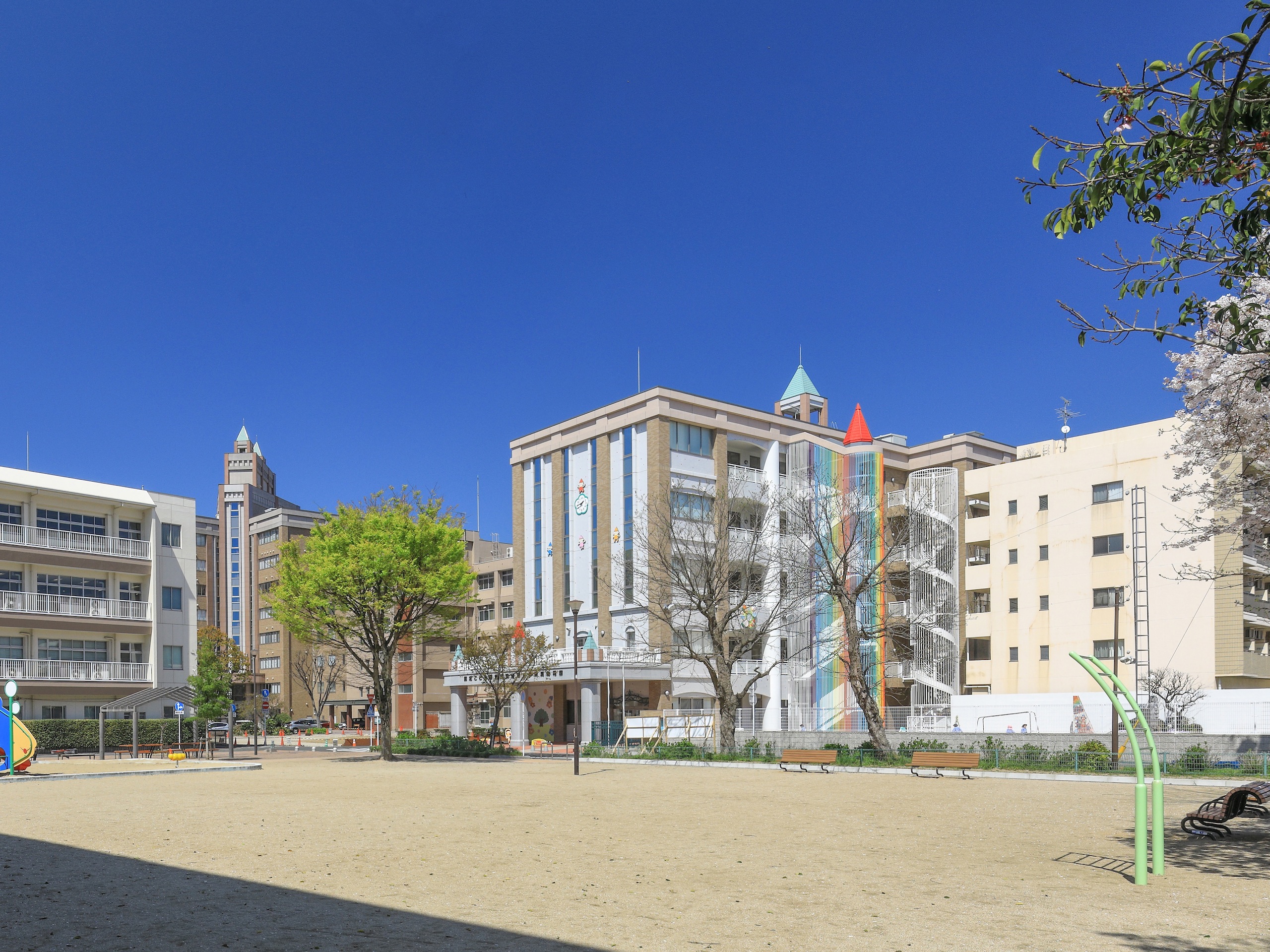 【小倉北区キャンパス】認定こども園 東筑紫短期大学附属幼稚園。本学キャンパス内に位置しており、園児への食育活動等、園児との交流を積極的に行っています。