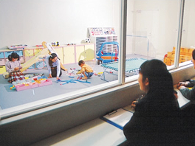 【行動観察室】心理学科、心理学研究科の授業で使用されます。こどもの遊びの様子を観察し、行動理解に役立てます。