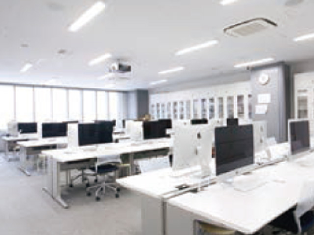 【グラフィック演習室(中野キャンパス)】メディア文化コースの学生が専門のPCや機材の備わった設備で、クリエイティブな実践能力を養います。