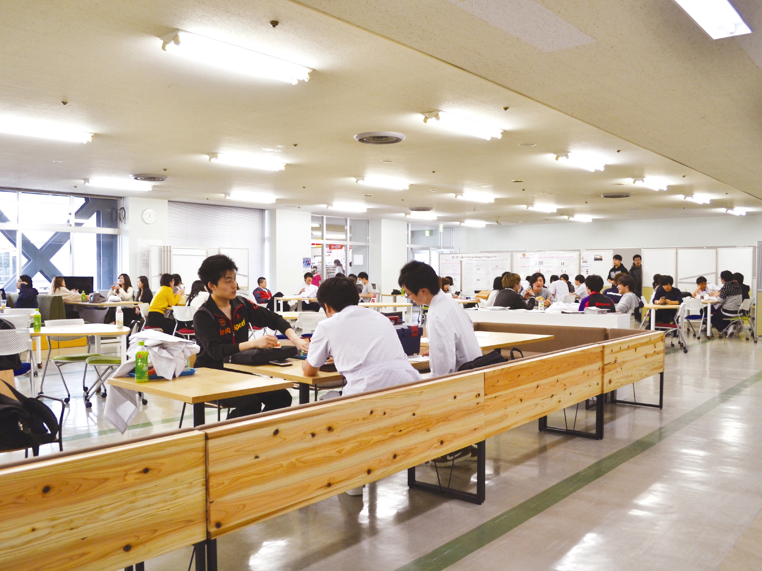 学生ホール。パソコンや無線LANが整備されているので、さまざまな最新情報を収集することができます。