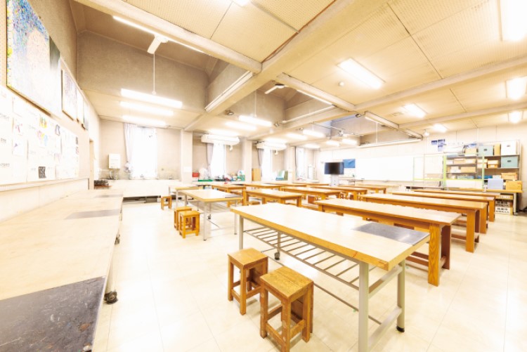 【美術教室】幼児造形の研究を中心とする部屋と、基礎技能の制作活動中心の部屋があります。様々な作品づくりを行うための備品も整っています。