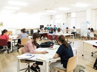 【ラーニングスペース】学内4箇所に自由に使えるスペースを設置。授業の空き時間に課題制作に取り組むなどしています。