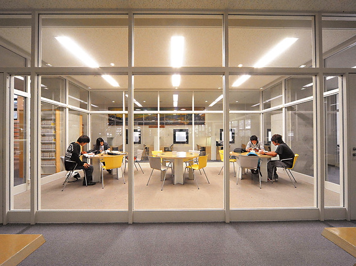 沖縄国際大学の図書館