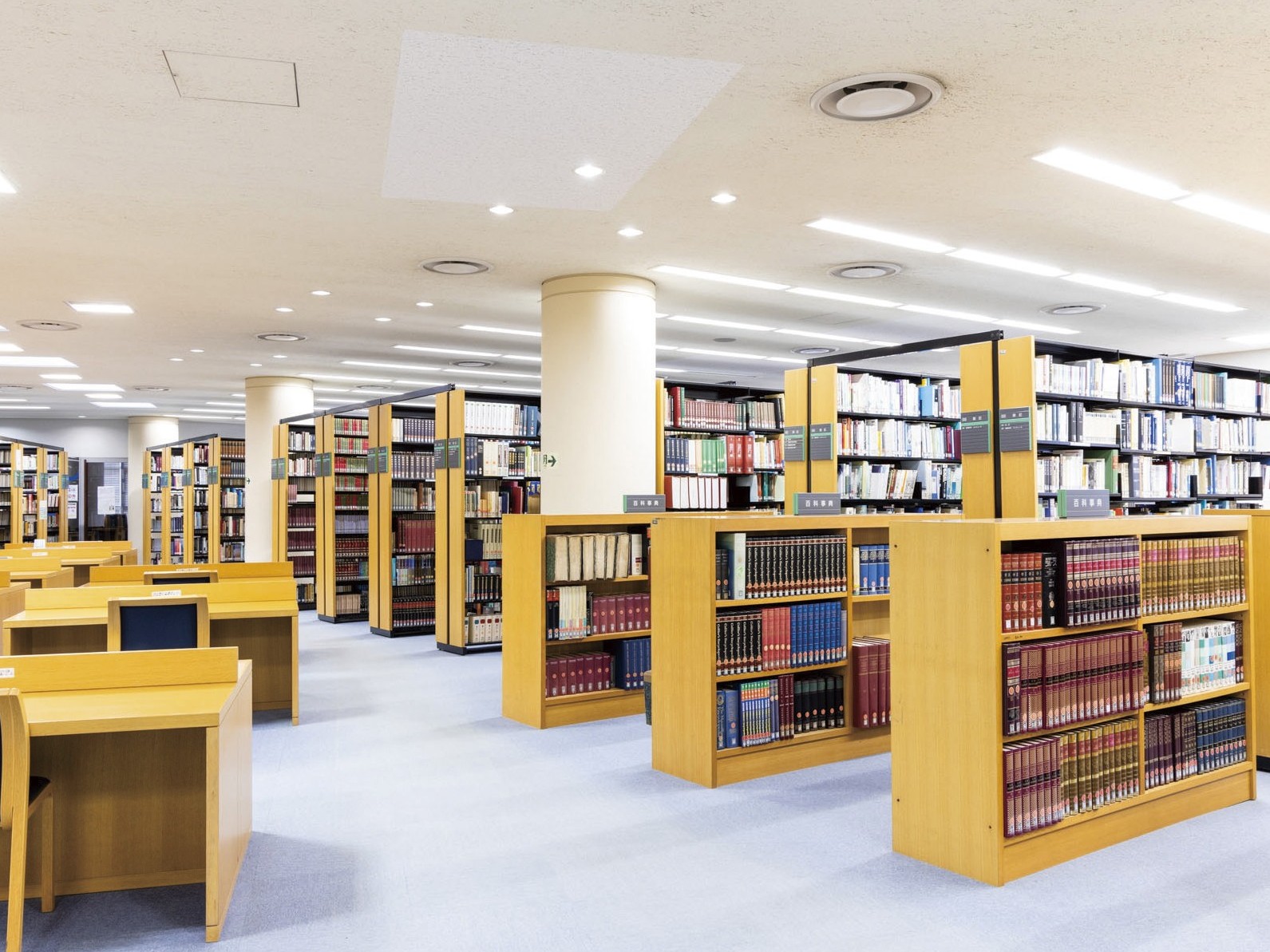 常磐大学の図書館