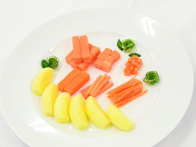 「学園祭」１年生の野菜の基本の切り方（西洋料理）です。