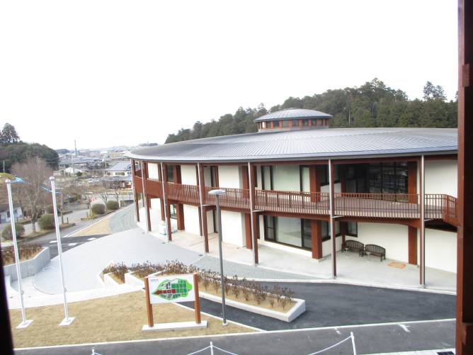 交流・サロン棟(池之内校舎)：農業者や学生の研修の場となります。ここでの農産物販売実習を通じて、地域住民などと交流、情報交換を行います。