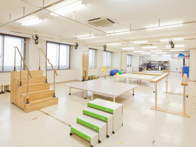 【機能訓練室（理学療法学科）】　立つ、歩く、座るなどの基本的動作に関するリハビリテーション技術を身につけます。