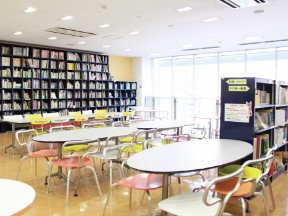 キャリアセンター・図書室／求人票の閲覧やパソコンを使った就職情報の収集ができます。専門書や雑誌は4,000冊以上が揃います。