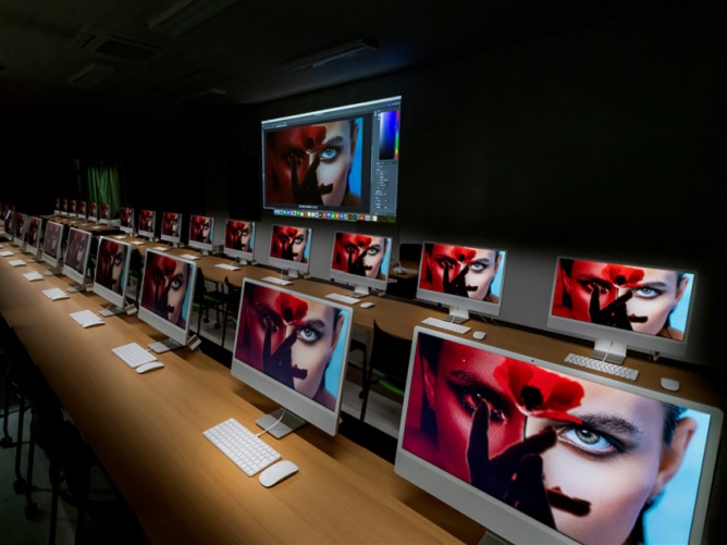 各フロアにある実習室には、現役のエンジニアやデザイナーもうらやむ、最新型のPCを設置しています。ストレス無く、イメージ通りの作品を作ることができます。