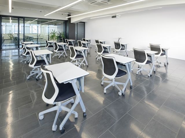 歯科技工士教室：プロジェクターが使える教室は、授業に集中しやすいよう学生の立場に立ってつくられています。