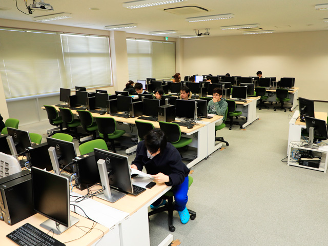 基礎医学実習室／パソコン室としての活用もされています。