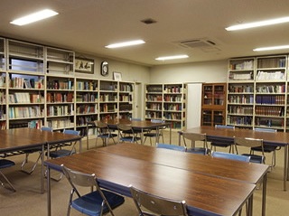 図書・標本室：専門図書・専門誌がそろっているため、分からないことも、ここで調べれば解決できます。