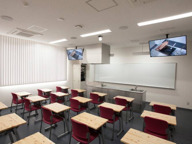 普通教室(安倍校舎)： 教室には、教員用調理台を配置。 演示を交えて調理理論を学びます。