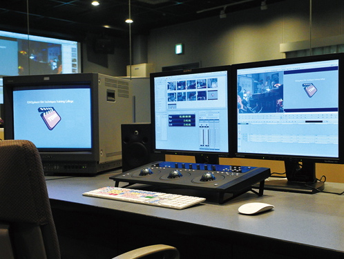 Avid Room。高画質ノンリニア編集システム「Avid Media Composer]を導入し、「DaVinci Resolve」を使用したカラーグレーディングにも対応。