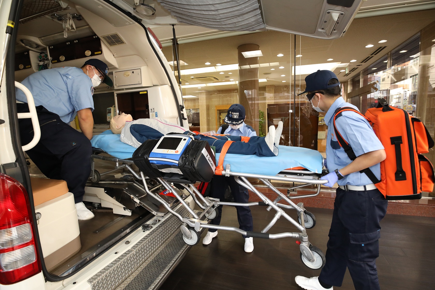 【救急車実習室】実際の車両を使ったストレッチャー実習