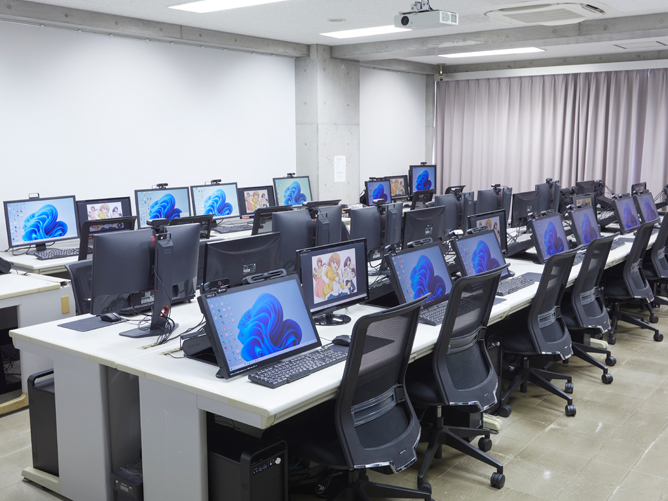 アニメ・CG・イラスト制作に欠かせないソフト「CELSYS RETAS STUDIO」「CELSYS CLIP STUDIO PAINT EX」を導入。「Autodesk Maya」などを完備。