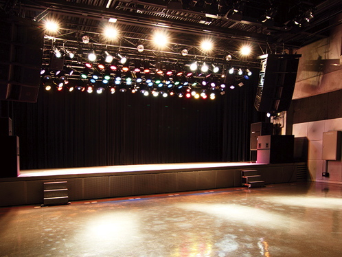 ライブホール「STUDIO Dee」。地下1、2階を吹き抜けにした多目的スペース。スタンディングで500名収容可能。