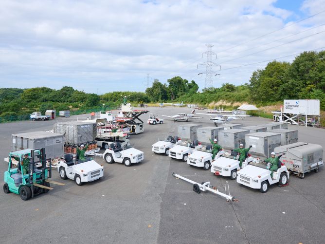 別所実習場：ハイリフトローダーやトーイングトラクターなど、本物の特殊車両を使用して、訓練ができます。