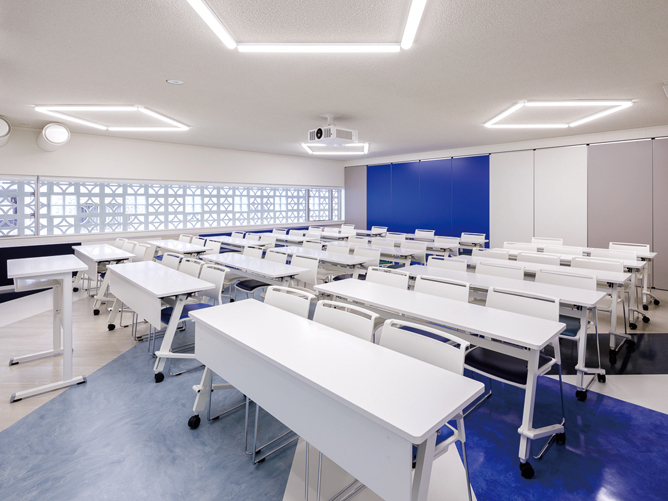 明るく開放的な教室で、仲間との語らいも学習もはかどります。