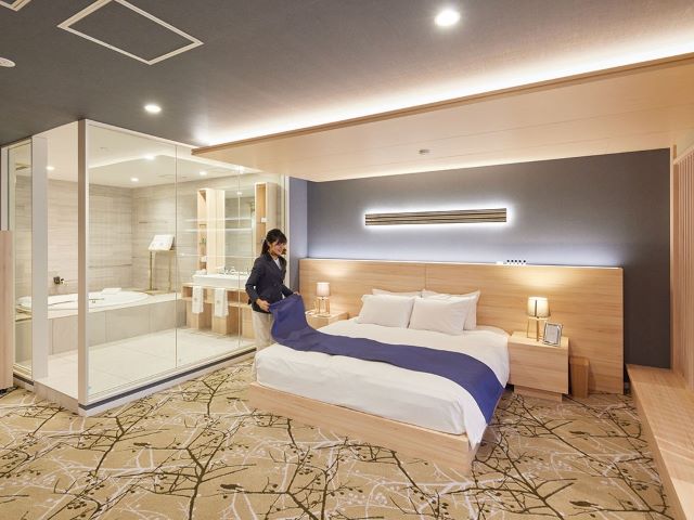 ラグジュアリーホテルの客室を模したゲストルーム