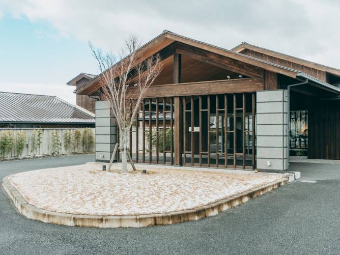 実践オーベルジュ棟(安倍校舎)：ロビー、ダイニングルーム、ラウンジ、厨房、9室の宿泊室などを配備。