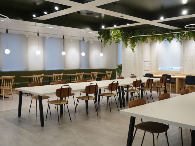 学生ラウンジ／ランチタイムや自習など、京都医健の在校生が自由に使える学生ホール。学生の憩いの場として人気です。