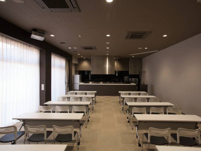 実践バンケット(安倍校舎)：ステージキッチンを備えた研修室で、外部講師の実演を交えた講義を行います。