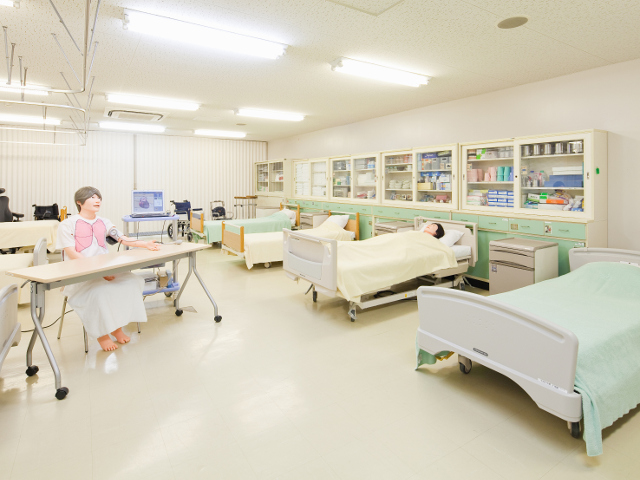 【介護実習室（介護福祉学科）】　科学的根拠に基づいた介護技術を身につける実習室です。