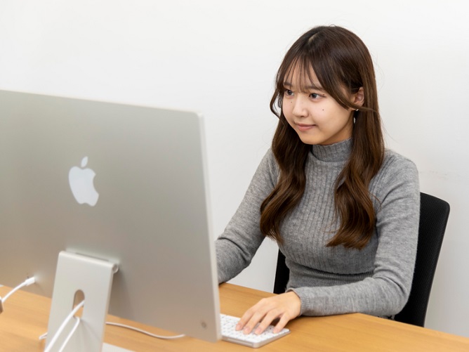 校内には「Windows」と「Mac」のPC実習室を設置しています。両OSの操作スキルを身に付けることで、就職先でも操作方法に戸惑うこと無く、仕事に臨むことができます。