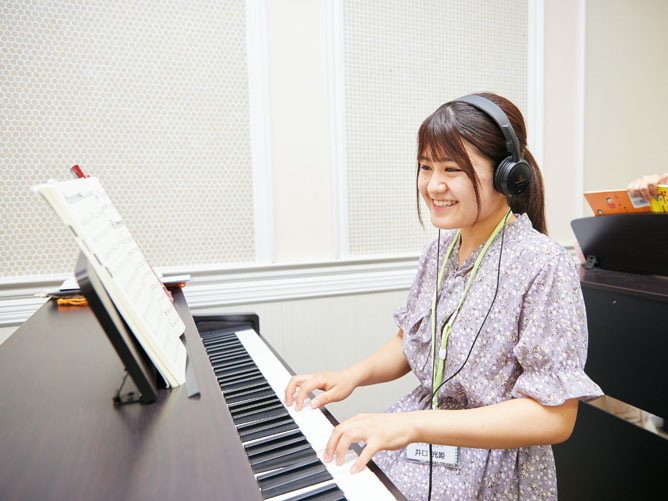 1人1台、防音も完璧なピアノ実習室