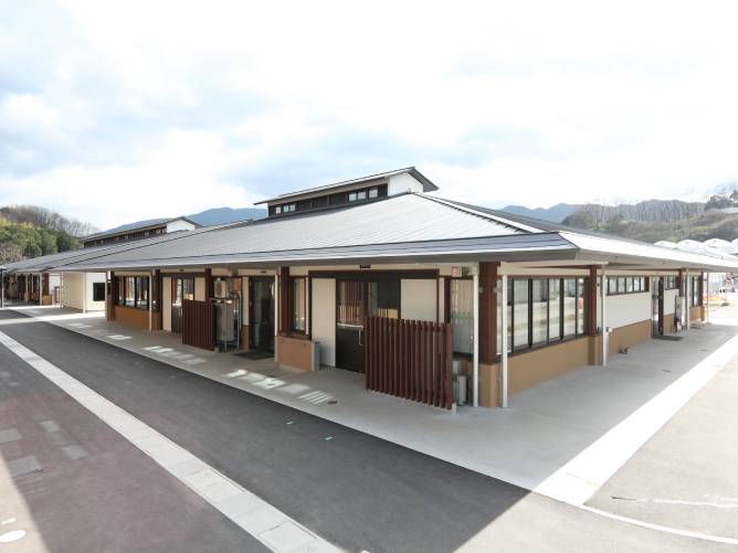 教育管理棟（農作業場）(池之内校舎)：実習ほ場で生産された農産物を市場や直売所などに出荷するための調製作業実習を行います。