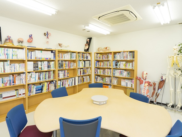 【図書室】専門書や資料が豊富に揃う図書室