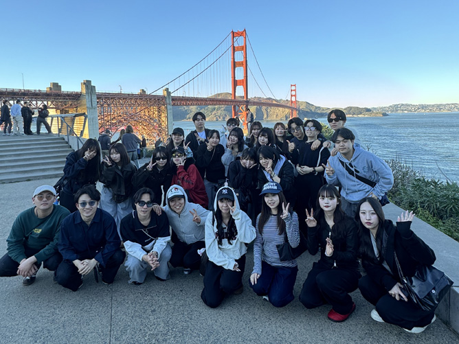 カルフォルニアの橋をバックに集合写真