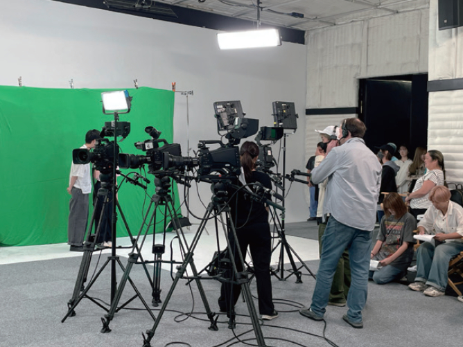 ハリウッドで活躍する現役の俳優や演出家、カメラマンからレクチャーを受け、現地のTVスタジオを使ってライブストリーミングを行う実践的な授業を実施！ 