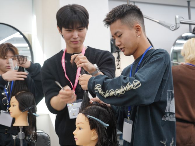 研成（ヨンソン）大学／美容大国とも呼ばれる韓国で韓流メイクやヘアスタイル、韓国式のエステ（コルギ）の授業を受けます。