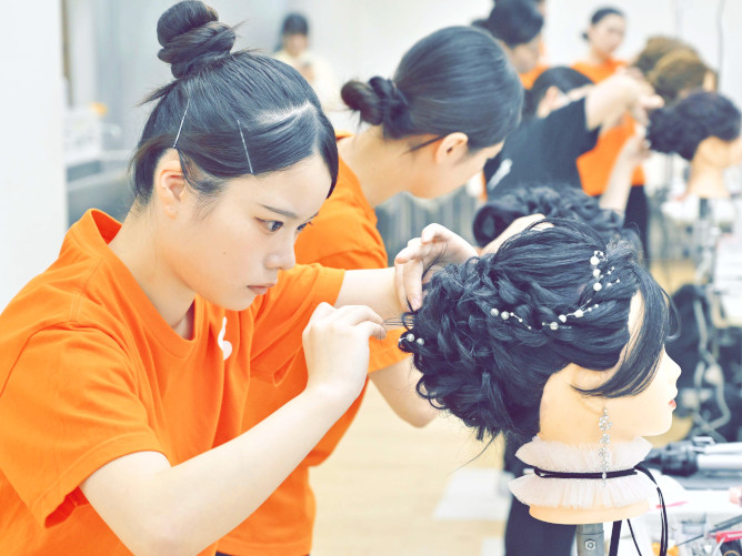 ２年間で6回開催され、毎回約10種類以上の中から自分の好きな種目を選択・挑戦できるプログラム。好きな技術を極めることも、トータルに美容を学ぶこともできます。