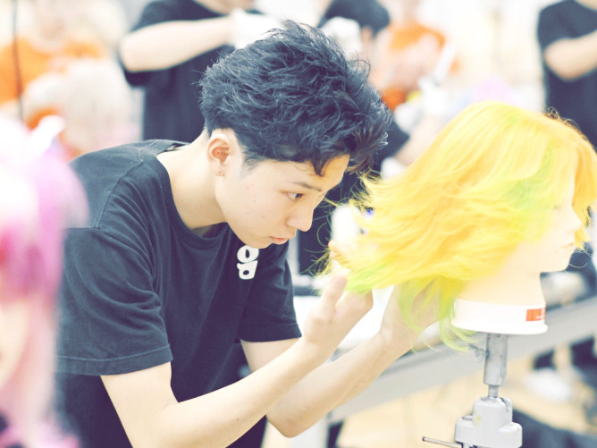 ２年間で6回開催され、毎回約10種類以上の中から自分の好きな種目を選択・挑戦できるプログラム。好きな技術を極めることも、トータルに美容を学ぶこともできます。